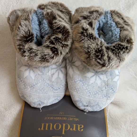 Ardour Shoes - NWT Beautiful velvet berber Boot.
